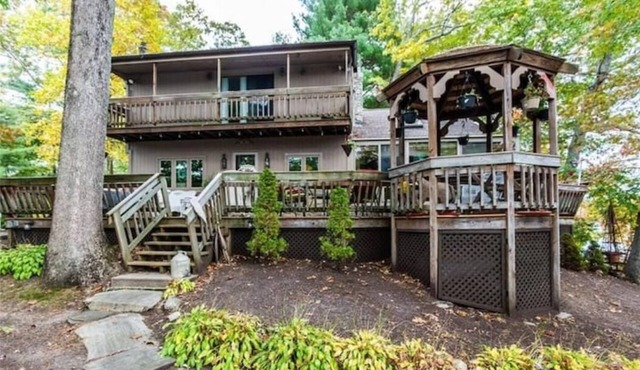 Beautiful Lakefront Cottage w/Sunset Views