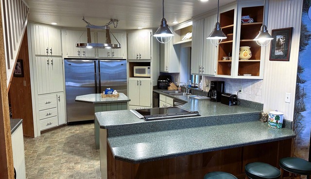 Beautiful Lakeside Property Perfect for Any Season: The Boathouse