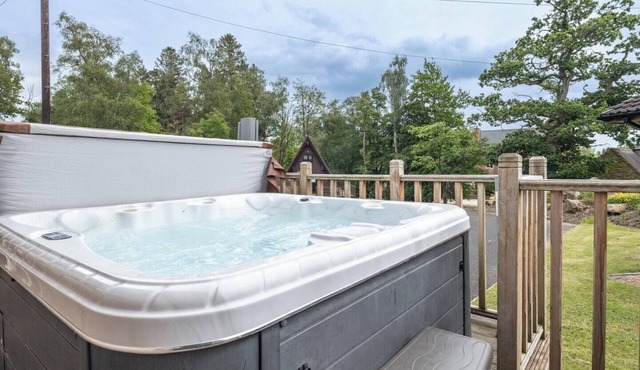 Beautiful Lodge With Hot Tub & Outdoor Dining