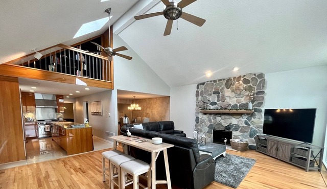 Beautiful, Modern Lakehouse with Direct Lake Access! Family Friendly