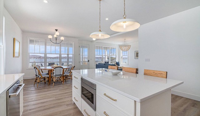 Beautiful New-Build, Modern Lakefront Crystal Lake Cottagen