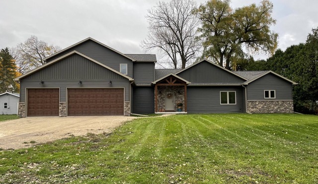 Beautiful new lake home in quiet neighborhood just minutes away from EAA!
