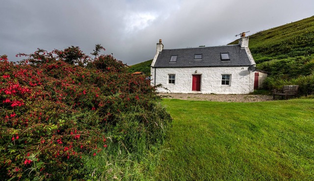 Beautiful Old Croft House in the Isle of Skye with great sea views