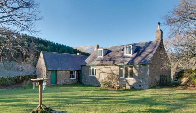 Beautiful private villa for 4 people with WIFI, pets allowed, panoramic view and parking