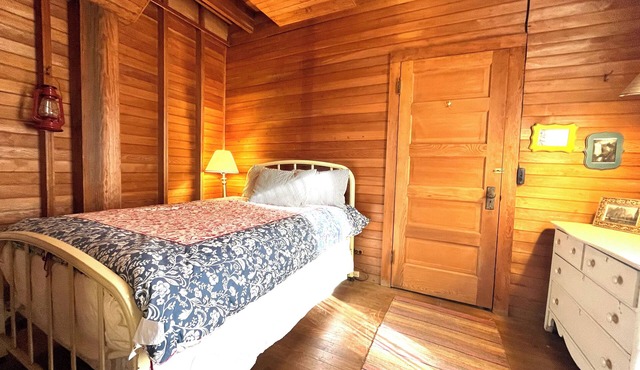 Beautiful Roaring Brook Cottage in Harbor Springs, MI with private beach access
