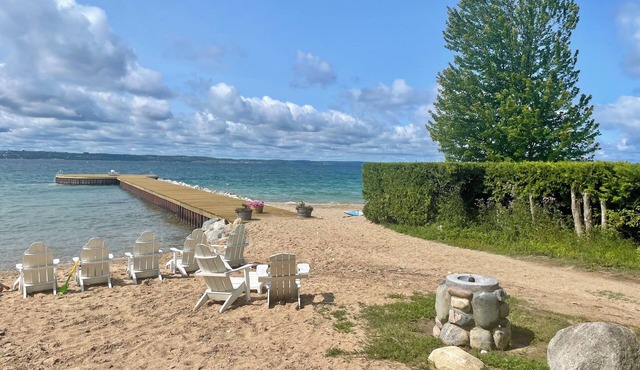 Beautiful Roaring Brook Cottage in Harbor Springs with beach access