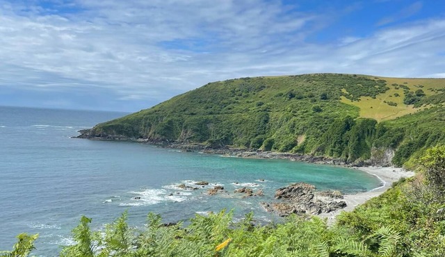Beautiful seafront holiday home,Hot Tub,Stunning views, by the Beach/Coast path
