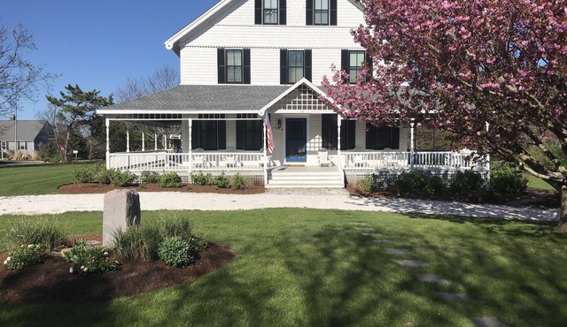 Beautiful, Spacious Antique Farmhouse Steps to Private Beach