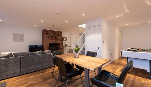 Beautiful two Bedroom Family Home with Pool Table Durham
