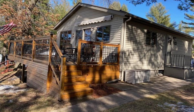 Beautiful views/Private Beach/Clean & comfortable cabin!