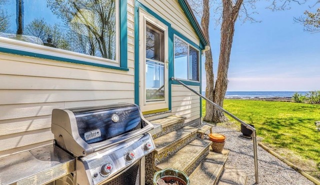 Beautiful waterfront house & cottage w/a firepit - walk to the beaches & town