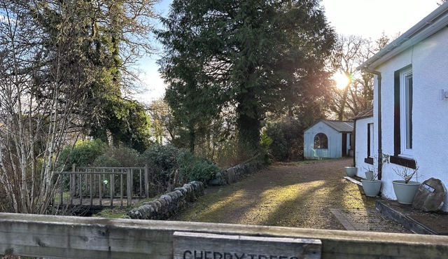 Beautifully Appointed Scottish Cottage with Open Fire, Comfy Beds, Conservatory and Garden