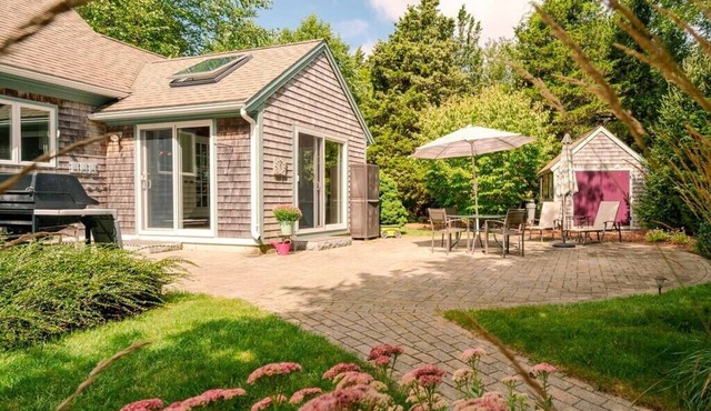 Beautifully Decorated 3BR Cape - Less than .5 miles to Beach! (1945)