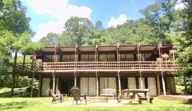 Beautifully open and spacious lodge on a beautiful 350 acre private property
