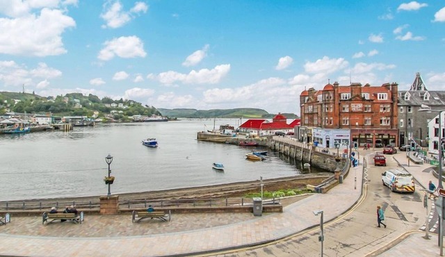 Beautifully presented and very spacious one-bedroom apartment in the heart of Oban