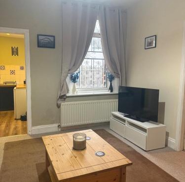 Beautifully renovated 2 bedroom flat in Heaton