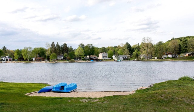 Beautifully Renovated Lakefront Cottage