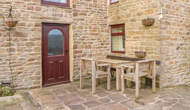 BECKELSHELE, pet friendly, with open fire in St John's Chapel