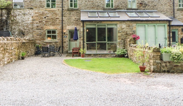 BECKSIDE, pet friendly, with a garden in Middleton-In-Teesdale