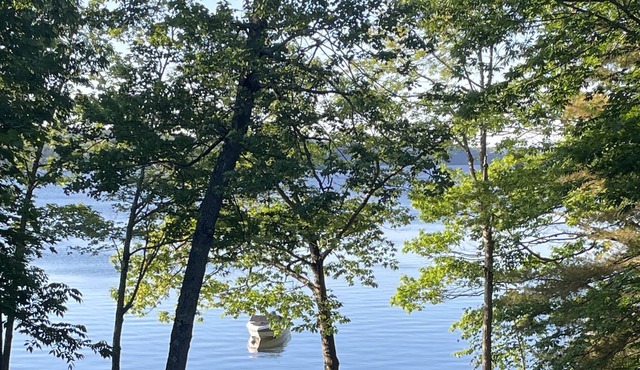Belgrade Lakes House Beachfront. Cozy Open Concept. great for Families.