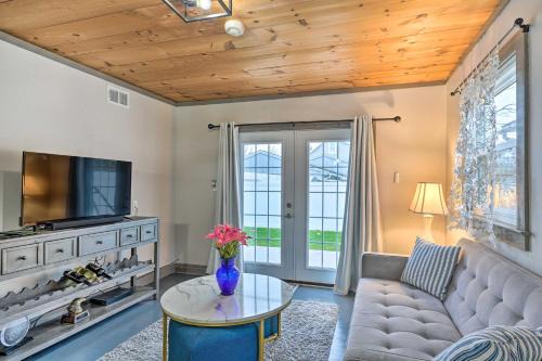Bemus Point Vintage Suite w/Soaking Tub & Kitchen
