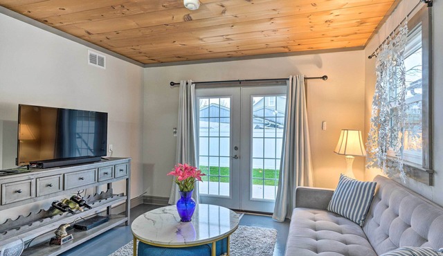 Bemus Point Vintage Suite w/Soaking Tub & Kitchen