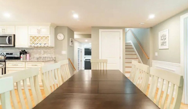 "Best house we have ever stayed at". Sleeps 12+. Private. Pristine. 100% 5 Star!
