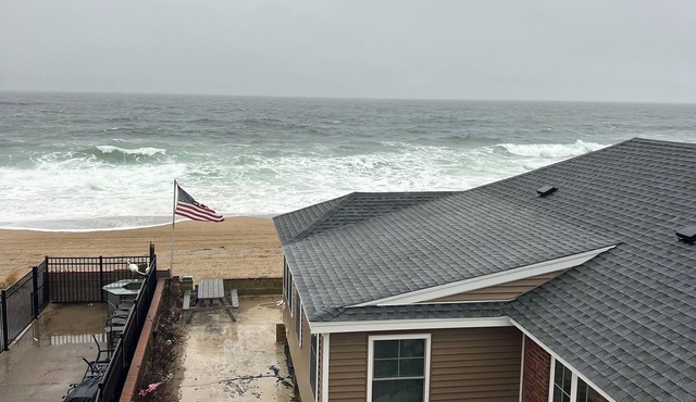 Best of the beach. Penthouse , what a view. 1-bedroom , AC in charming Salisbury