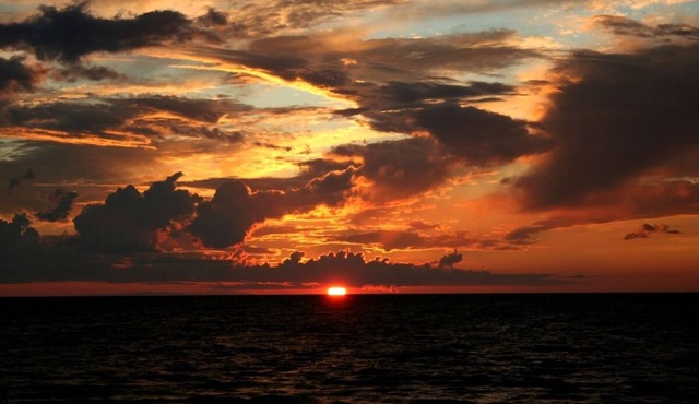 Best Sunset-Beautiful, Spacious, Beachfront Home on Lake Michigan, Mackinaw City