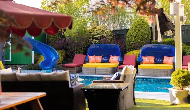 BIG HEATED SALT WATER POOL & HOT TUB 3 MIN TO DOWNTOWN 13 BEDS 3 BATHS