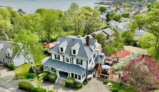 Big New England Family Home; walk to beach, shops