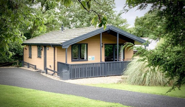 Birch Traditional Single Storey Lodge in Tranquil Settings, Sleeps 4