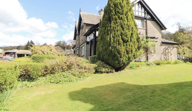 BISHOP HOWE, family friendly, character holiday cottage in Far Sawrey