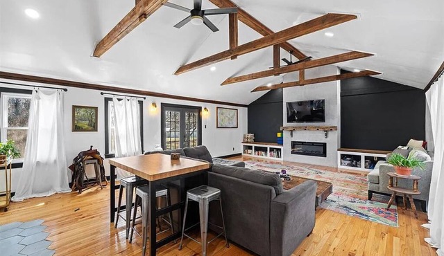 Black remodeled farmhouse minutes to downtown Owensboro
