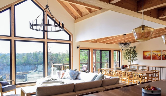 Blackberry Bluff: New Luxury Cabin w/Hot Tub, Game Room, Cliff Views, Sleeps 16