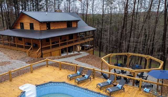 Blackburn Chalet! Pickelball Ct~Pool~Hot Tub~Sauna~Cold Plunge~Pet Friendly!