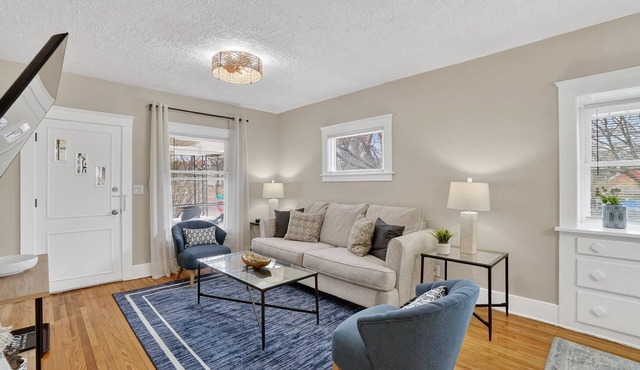 Blue Breeze Bungalow 2 BD Near Downtown & E.L.