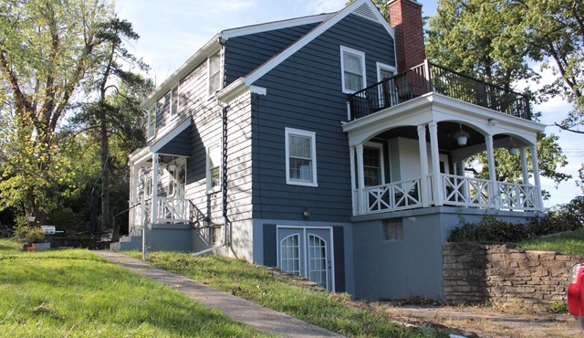 Blue Jay Bungalow- 3 bedroom with private outdoor porches, kid-friendly big yard