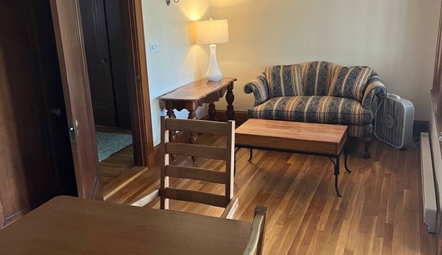 Blue Magnolia - A quiet apartment in a quaint Gloucester MA village