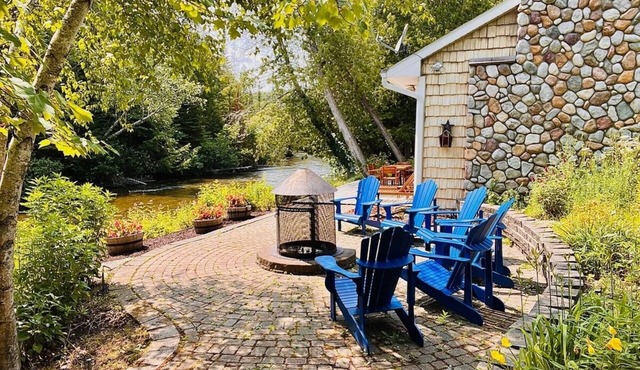 Boardman Monarch - Upscale Riverfront Lodge with Hot Tub and Fireplace!