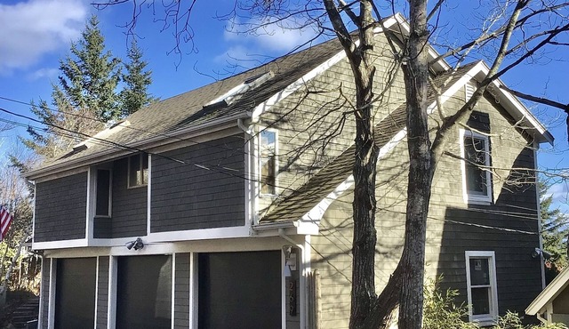 BOLD OCEANFRONT RETRO GUESTHOUSE IN MID-COAST MAINE!n3/1 WITH PRIVATE DECK.