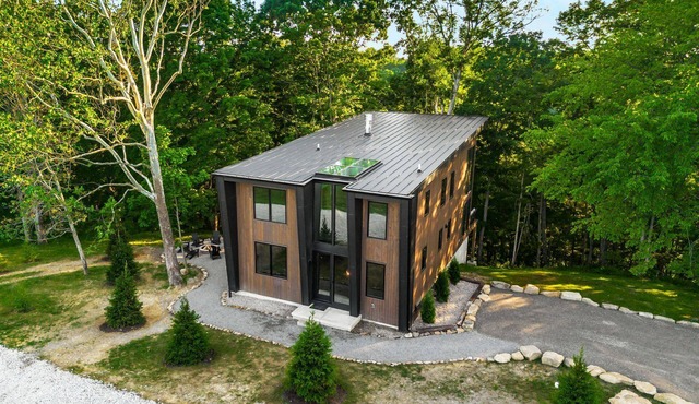 Book this Luxury Hocking Hills Lodge! Sleeps 14 (4BR/2.5BA). Enjoy a spa-like bath, full kitchen, fireplace & deck in Arcadia Hills. The ultimate family getaway!