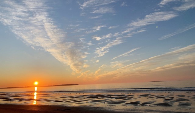 Booking 2025 summer weekly's now! Sleeps 10, steps from beach & 4 miles to OOB!