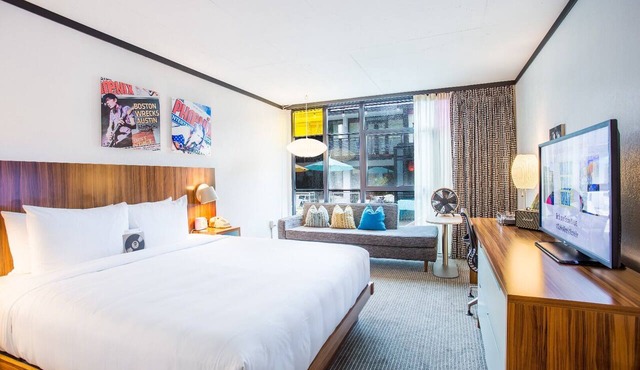 Boston Getaway! Minutes from Boston Tea Party Ship & Museum! Pets Allowed, Pool!