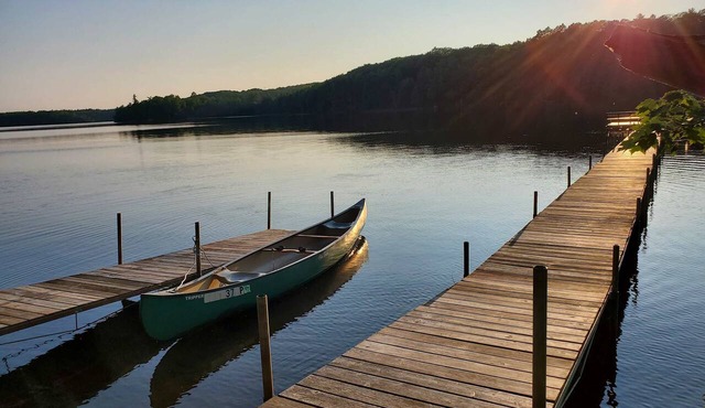 Boulder Lake waterfront home- Kayaks, Canoes and Bike Trail Access