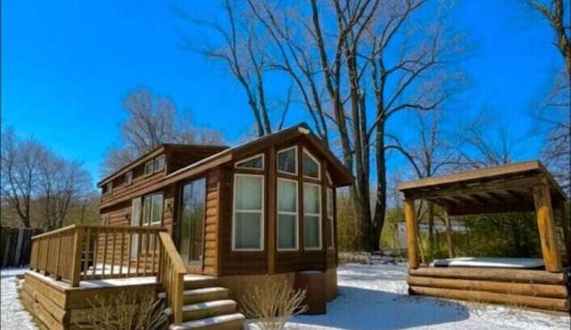 Bourbon Barrel Cabin on Lake Near Airport Downtown