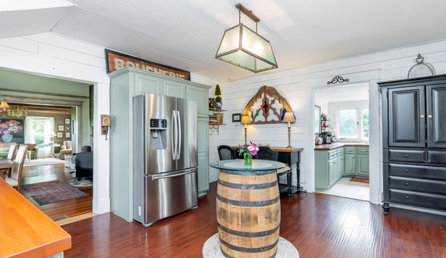 Bourbon Country Cottage on a flower farm with cattle, horses & spectacular views