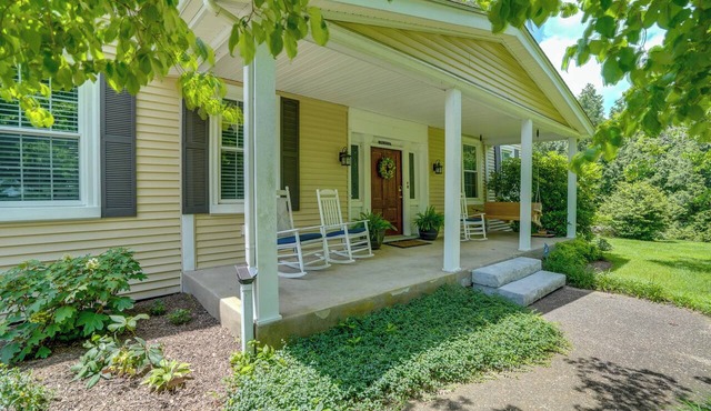 Bourbon Country Escape! Spacious Home w/Fire Pit