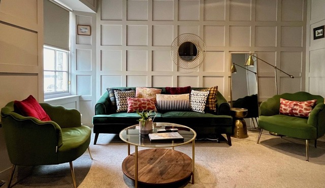 Boutique 3-Bedroom in Grassmarket, Steps from Edinburgh Castle & Victoria St.