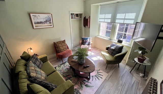 Boutique Castle View 3 Bed, 1 Bath Apartment ​